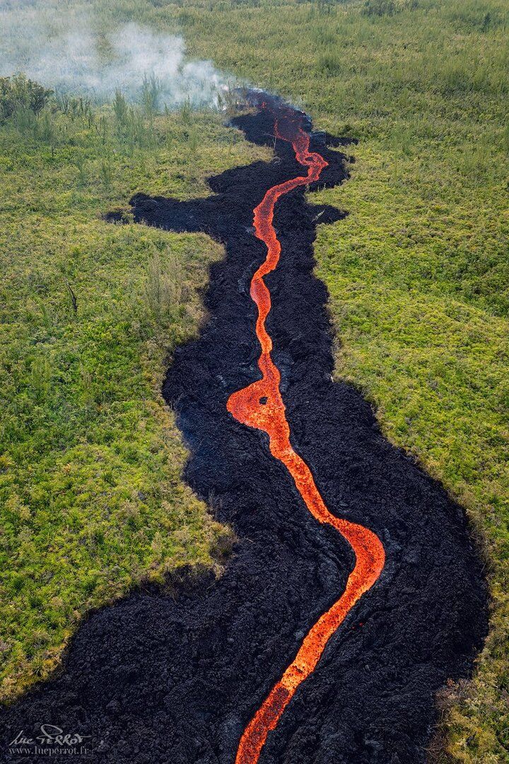 Éruption du Piton de la Fournaise : la coulée de lave atteint la route, la RN2 fermée — Actualités